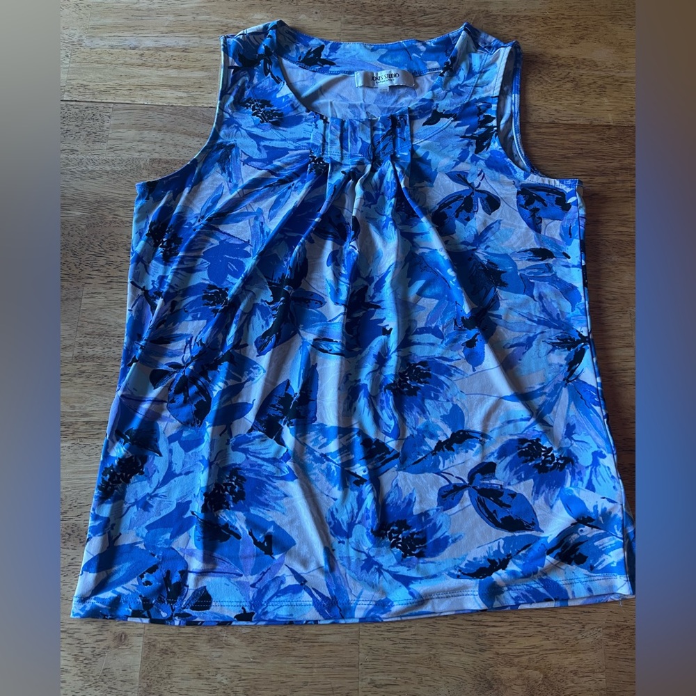 Women’s lightweight, tank top size medium